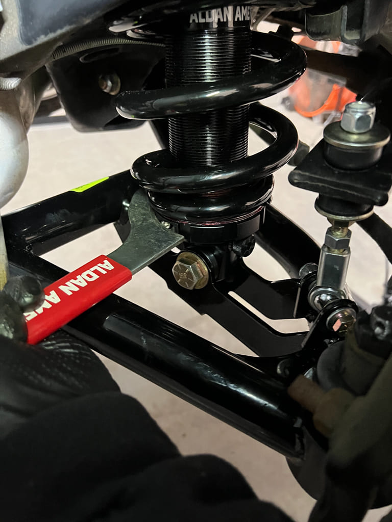 27 This wrench is part of the Aldan American kit and allows for adjustment of the lower spring mount